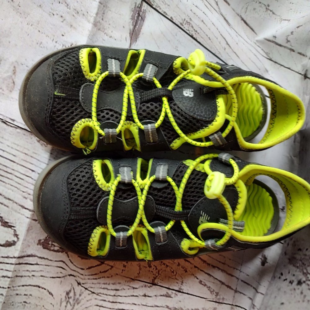 New Balance Kids Black/Lime Adirondack Water Shoe Sandal P1W - Picture 2 of 8